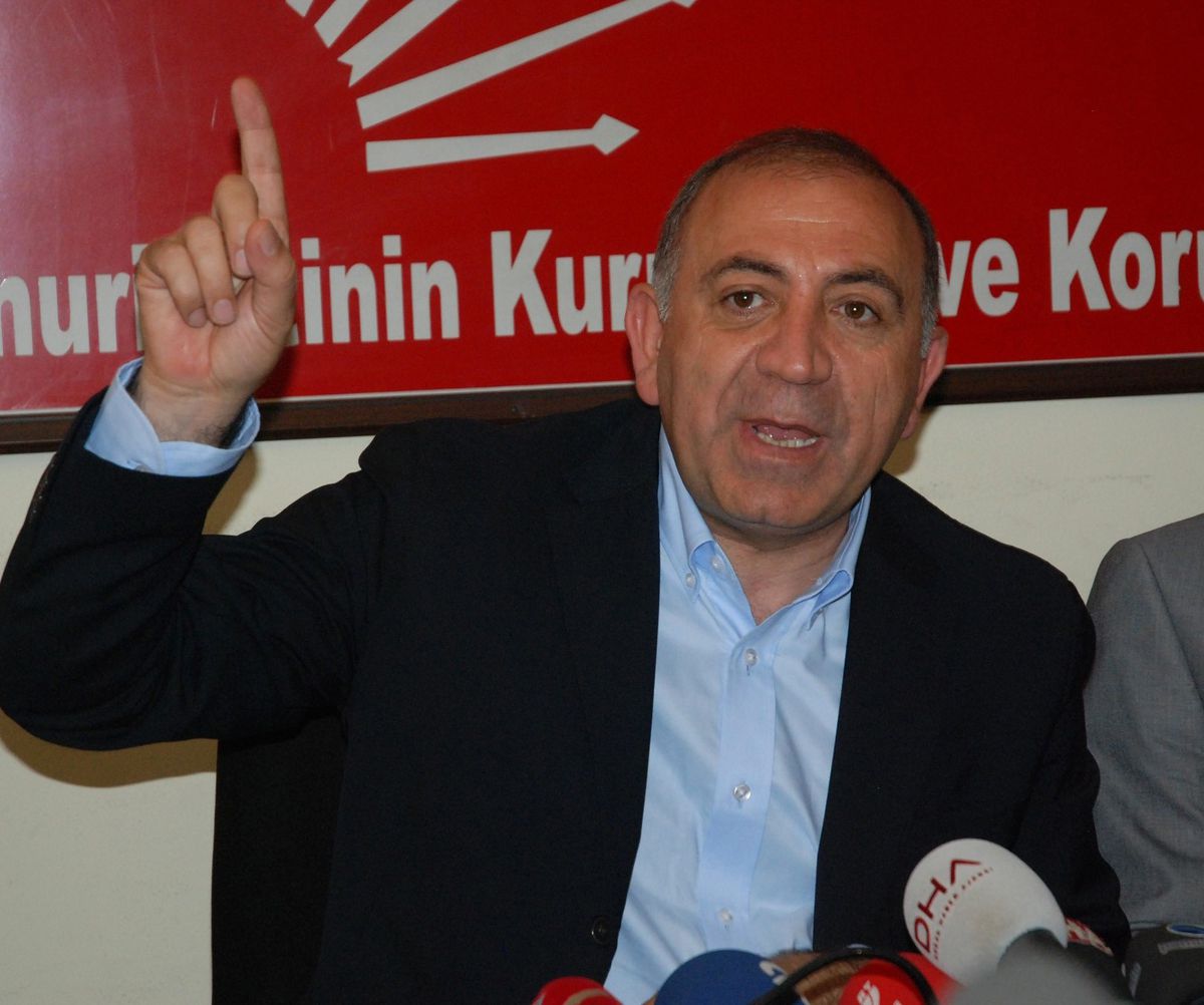 Gürsel Tekin Hükümete Yüklendi