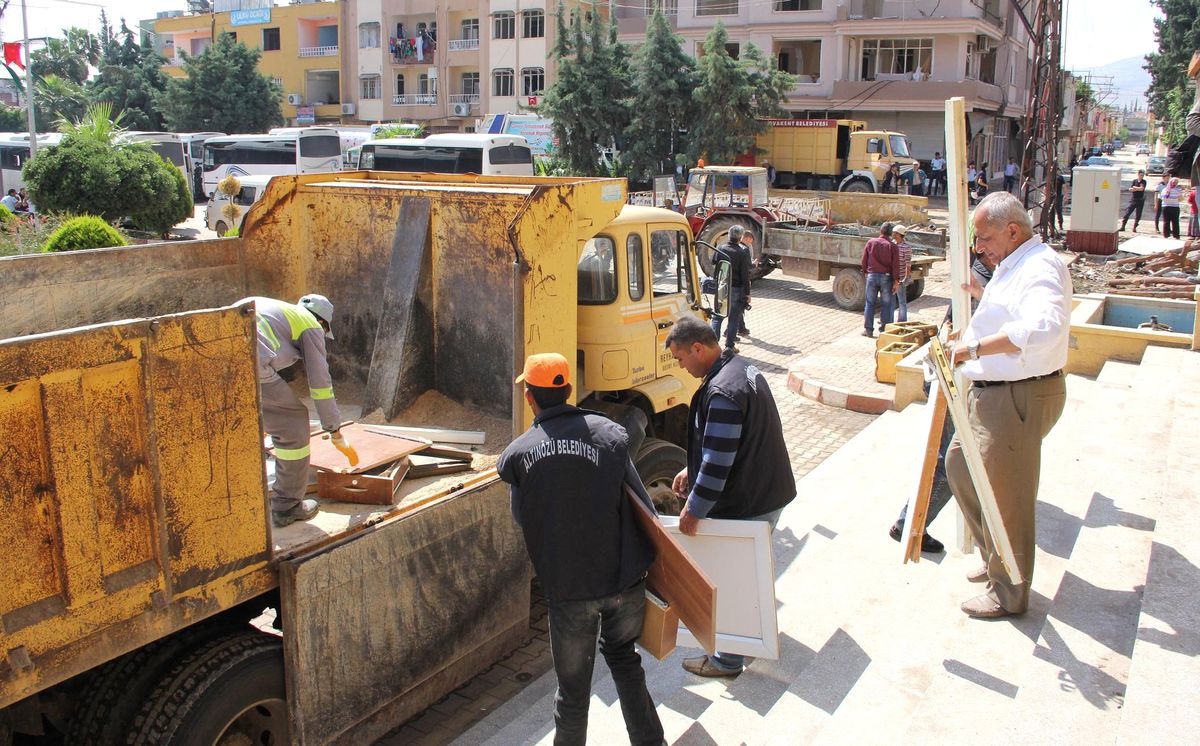 Hatay\'ın Reyhanlı İlçesinde Belediye Binası Önünü Savaş Alanına Çeviren Patlamada, Bina Önündeki...