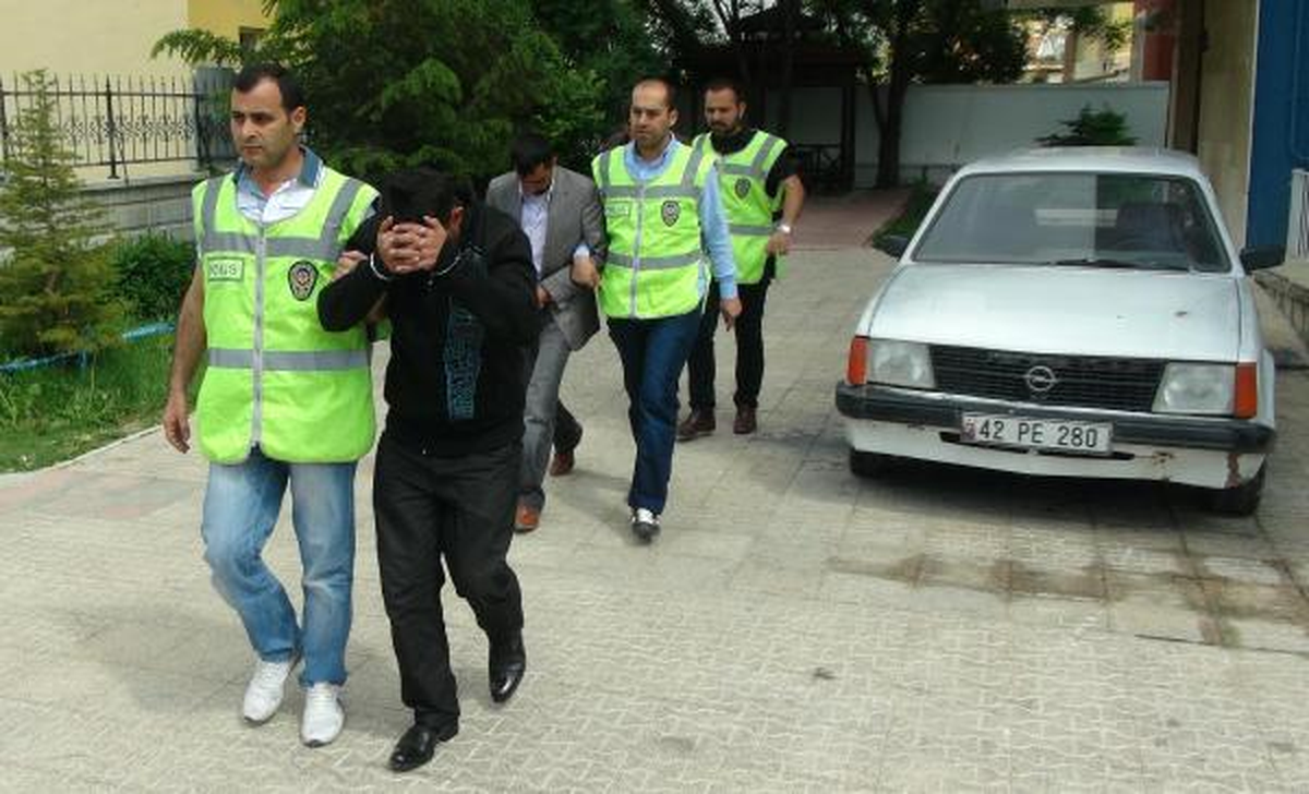 Hırsızlar, Arka Camı Olmayan Otomobil Sayesinde Yakalandı