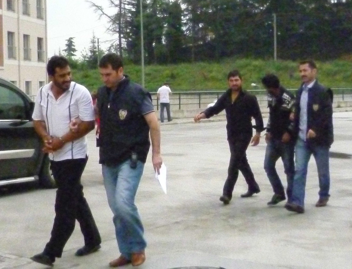 Hırsızlık Şüphelisi 3 Kişi Yakalandı