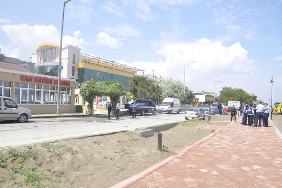 İşyerlerini Yıktırmamak İçin Çatıya Çıkıp Ateş Etti