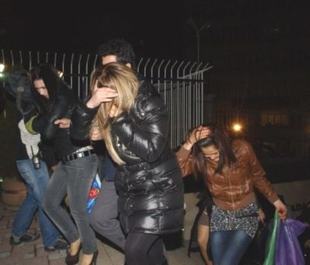 İzmir\'deki Fuhuş Operasyonu