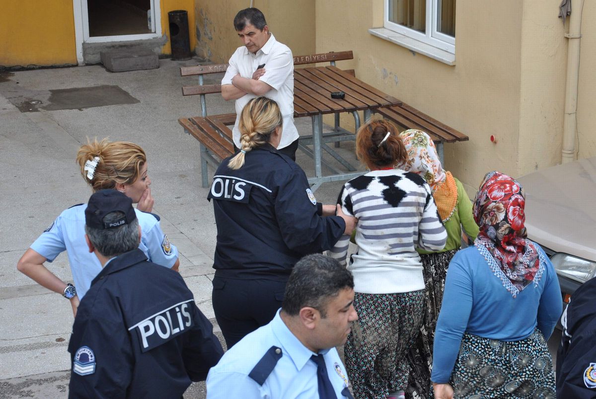 Kadın Hurdacılar Polisi Yaraladı