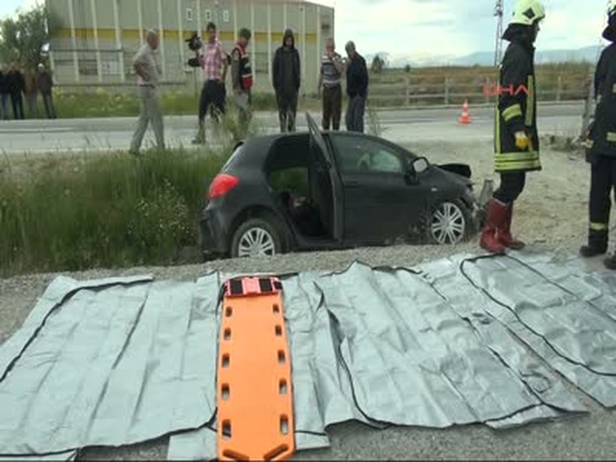 Konya Otomobil Beton Bariye Çarptı 4 Ölü Otomobil Beton Bariye Çarptı 4 Ölü