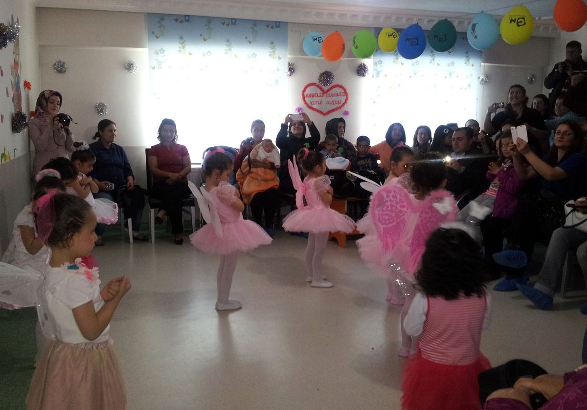 Miniklerden Anneler Günü Kutlaması