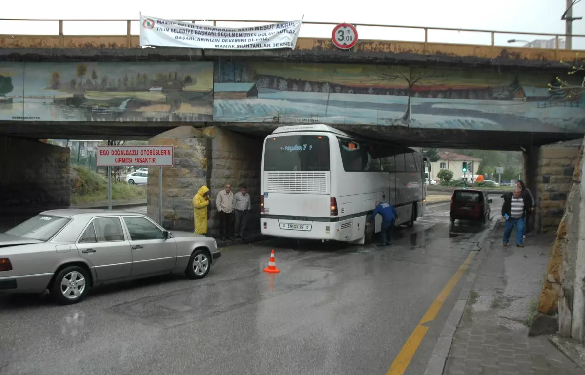 Otobüs Şoförü Köprü Yüksekliğini Hesaplayamadı