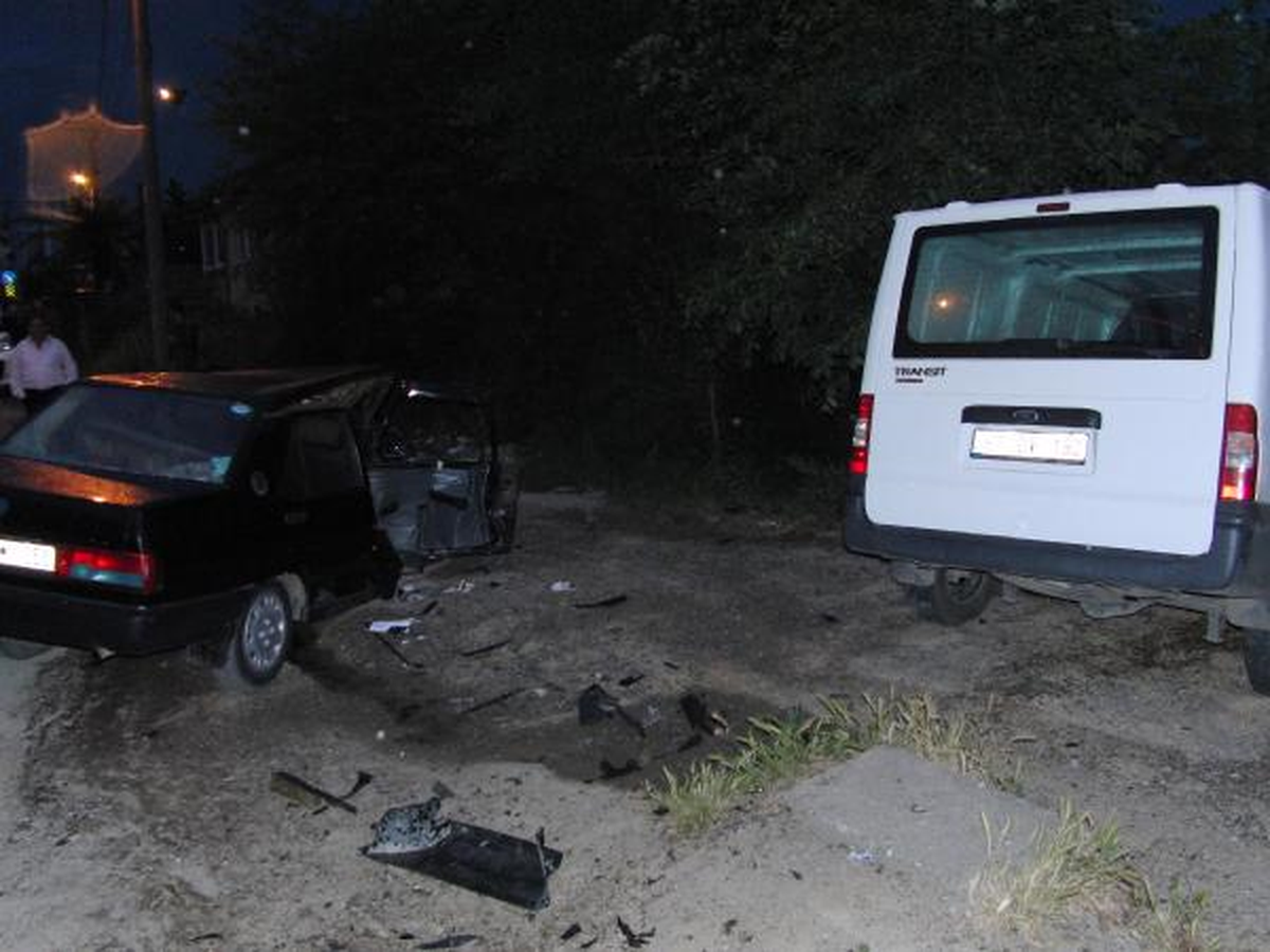 Otomobil ile Minibüs Çarpıştı: 2 Yaralı