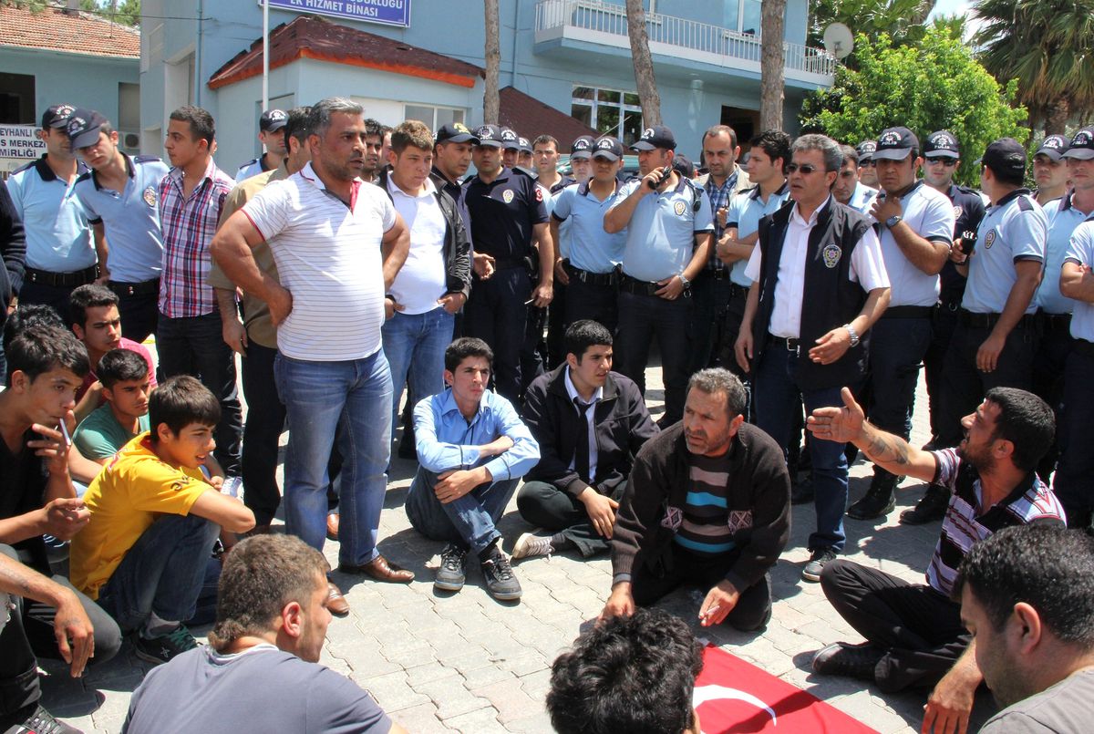 Reyhanlı Emniyet Müdürlüğü Önünde Oturma Eylemi