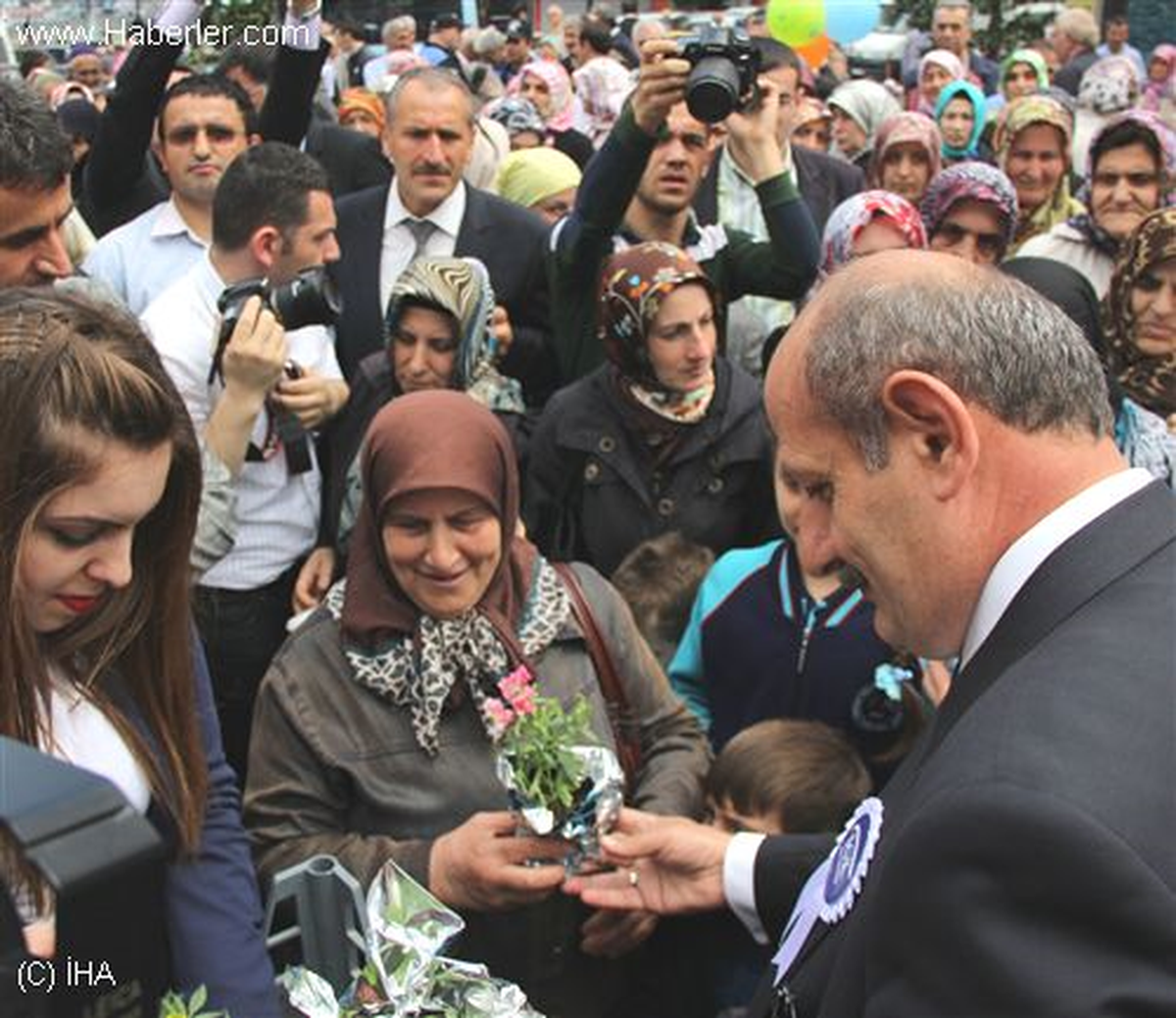 Rize\'de Annelere 5 Bin Çiçek Dağıtıldı