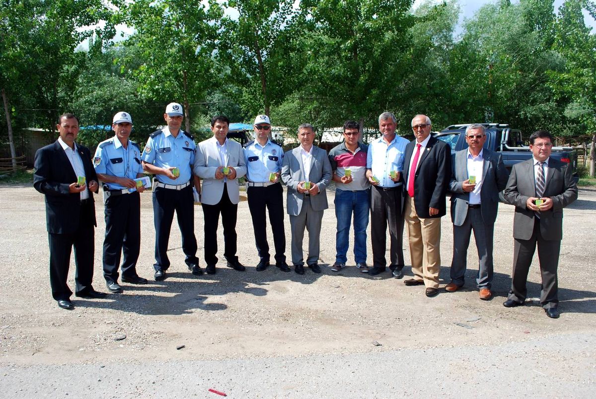 Salihli\'de Yolculara ve Sürücülere Kuru Üzüm Dağıtıldı