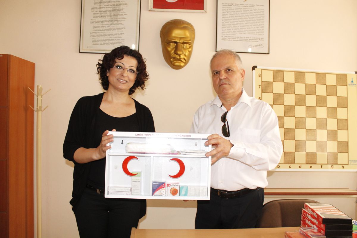 Selçuk\'taki Okullara Ecza Dolabı Dağıtıldı
