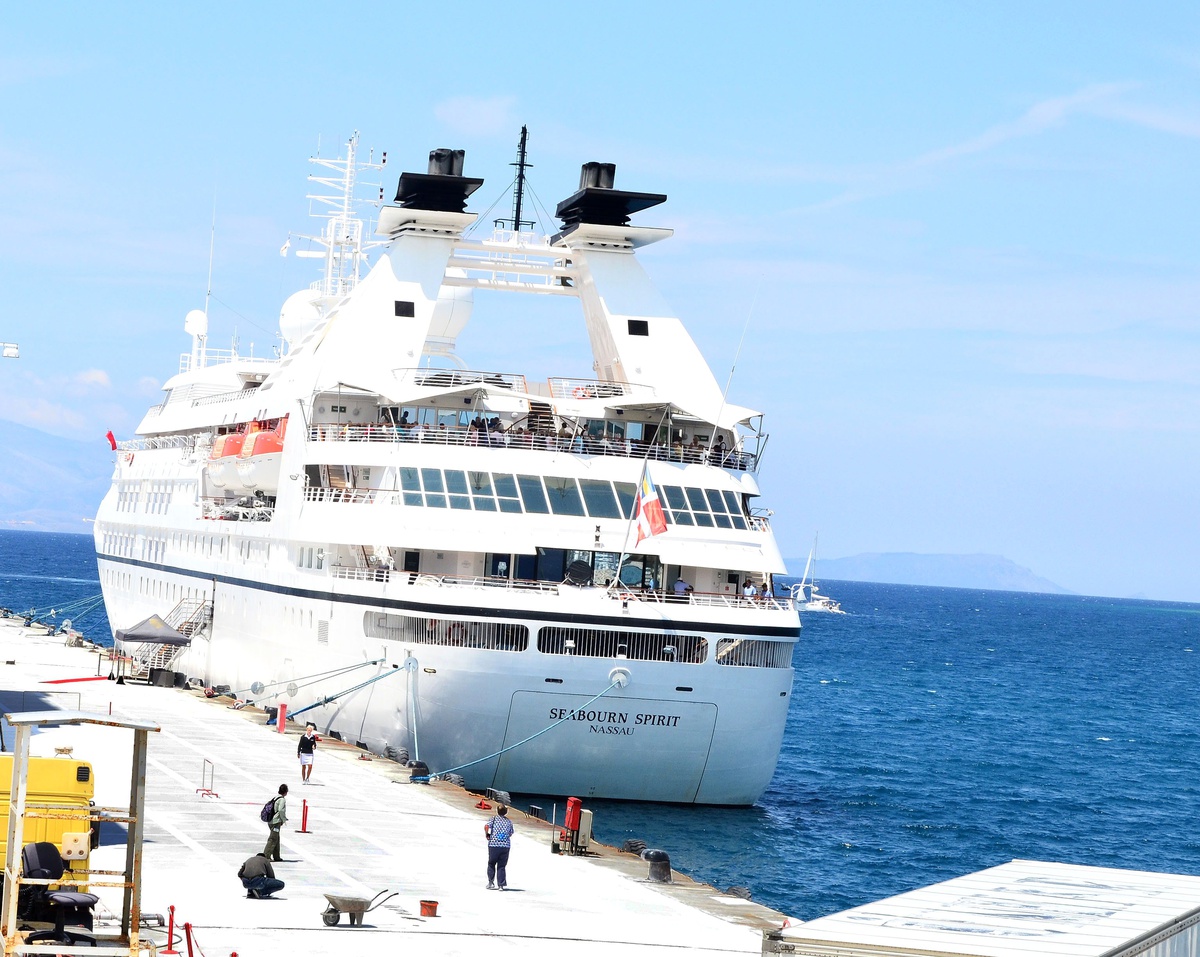 Sezonun İlk Kruvaziyer Gemisi Çeşme\'ye Yanaştı
