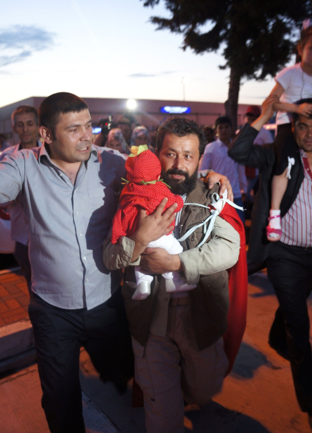Taliban\'ın Serbest Bıraktığı Türkler Yurda Dönüyor