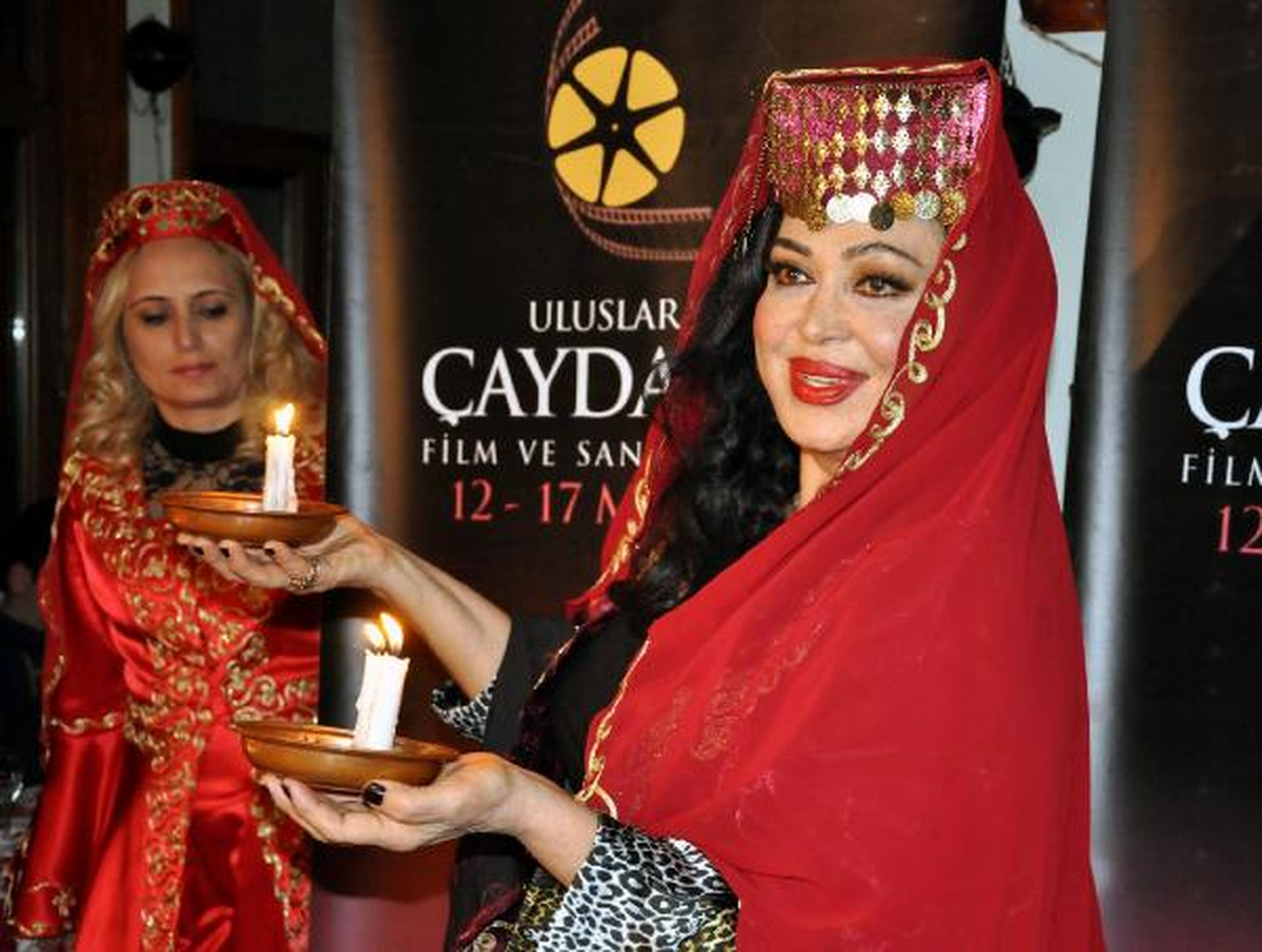 Türkan Şoray, Elazığ\'da Çayda Çıra Oynadı