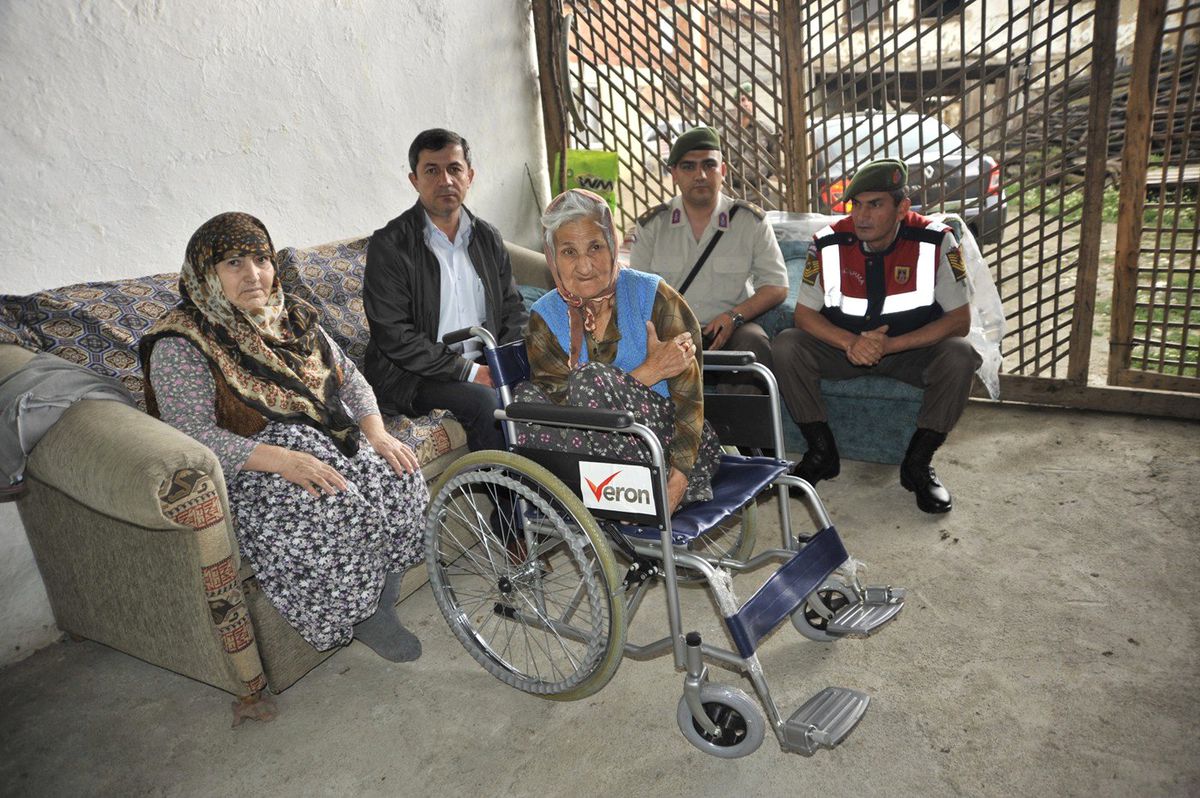 50 Senedir Görümcesini Sırtında Taşıyor