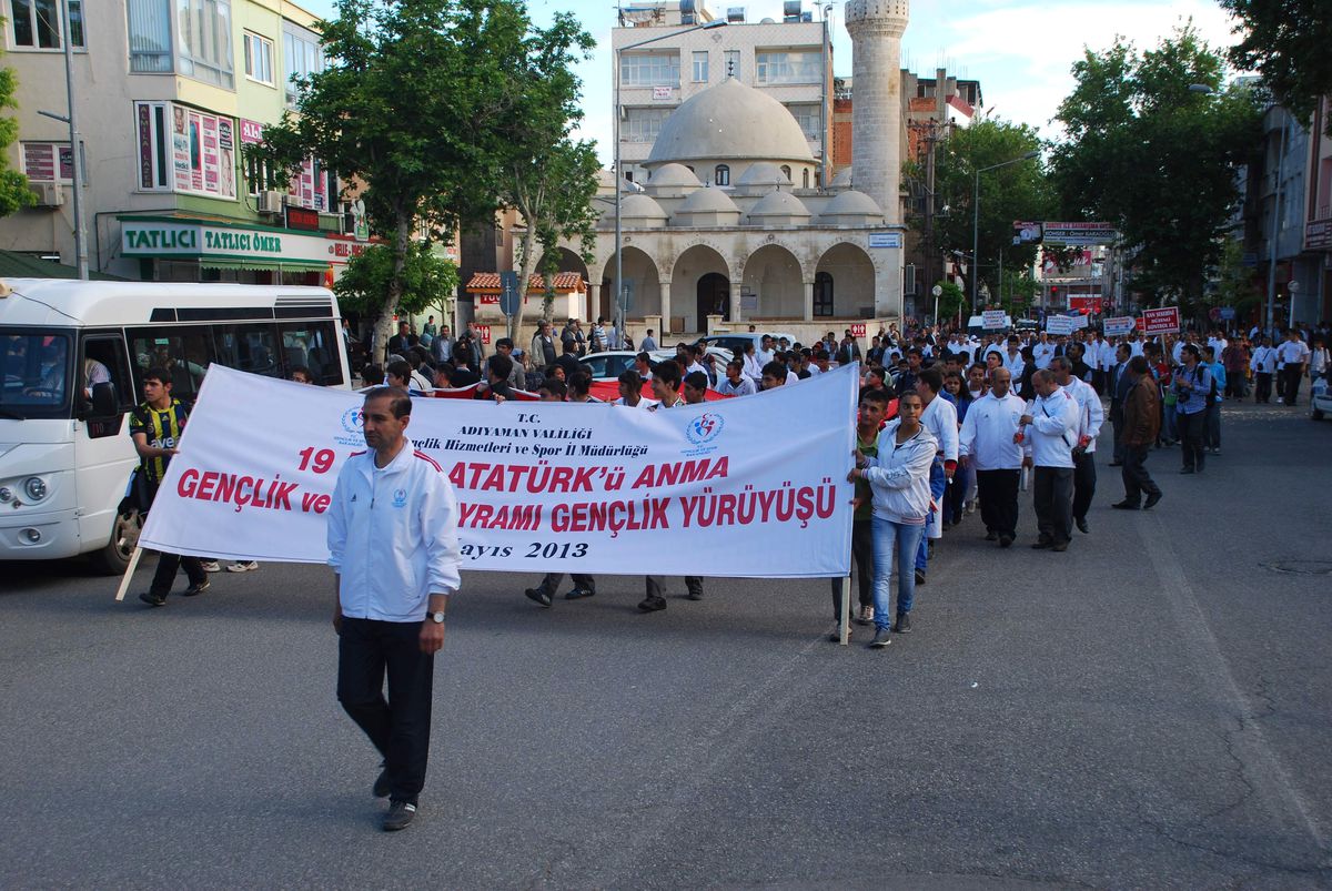 Adıyaman\'da Gençlik Yürüyüşü