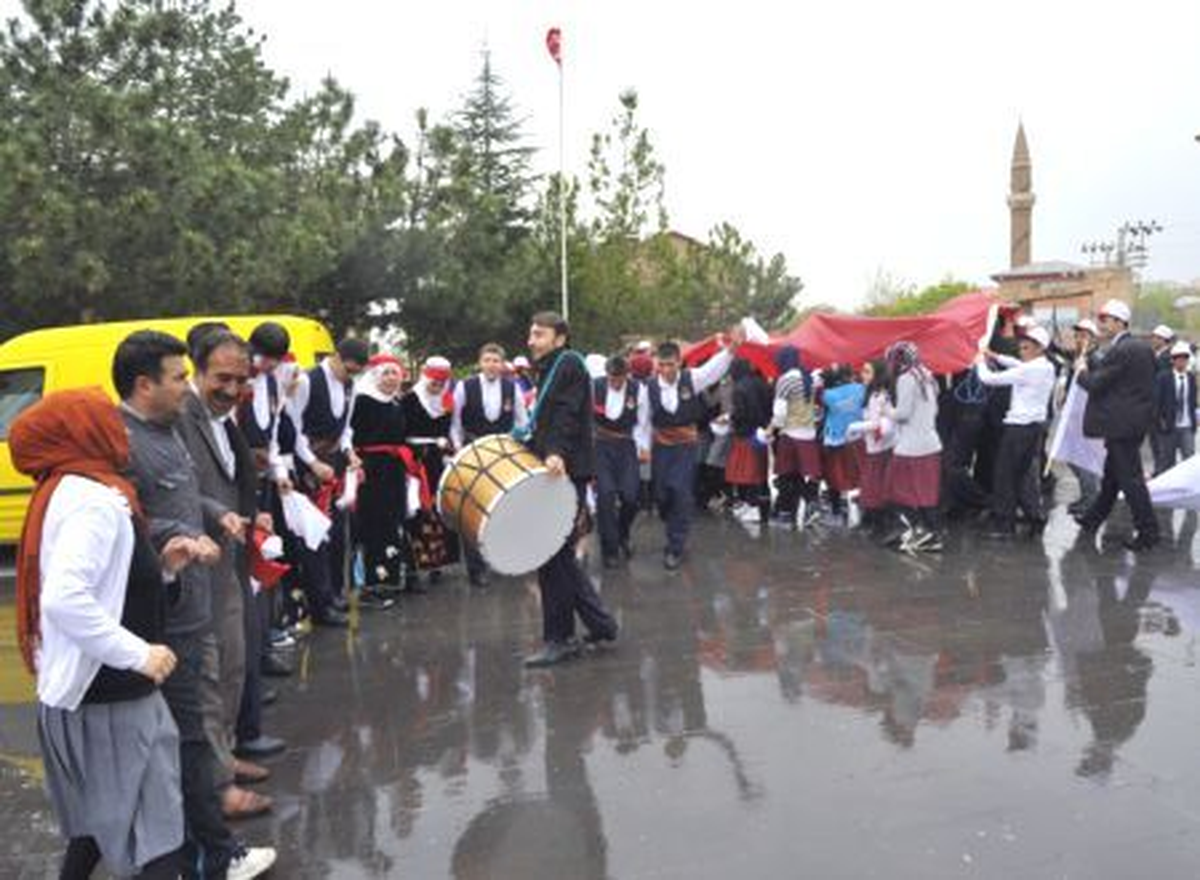 Ahlat\'ta Gençlik Yürüyüşü Yapıldı