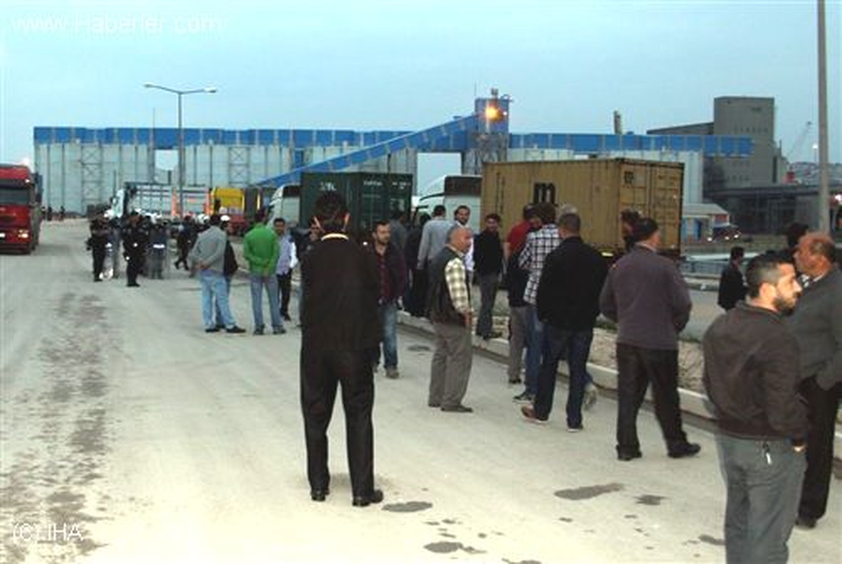 Bandırma'da Kamyoncular Liman Girişini Kapattı