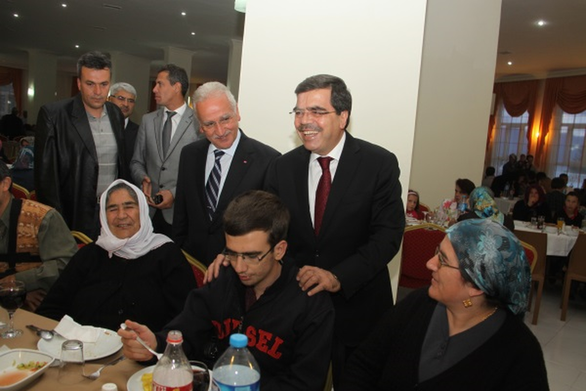 Başkan Akkaya Engelliler ve Aileleri ile Yemekte Biraraya Geldi