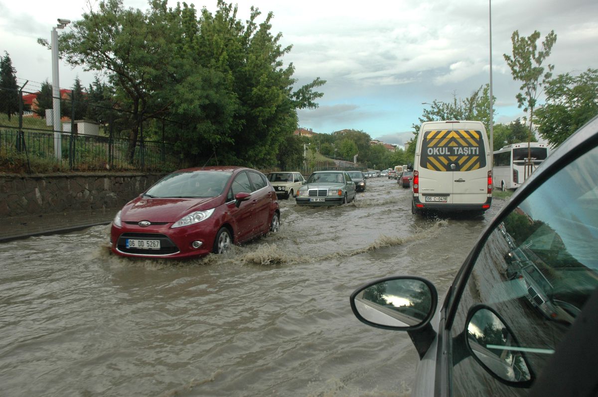 Başkent\'te Sağanak Yağış Su Baskınlarına Neden Oldu