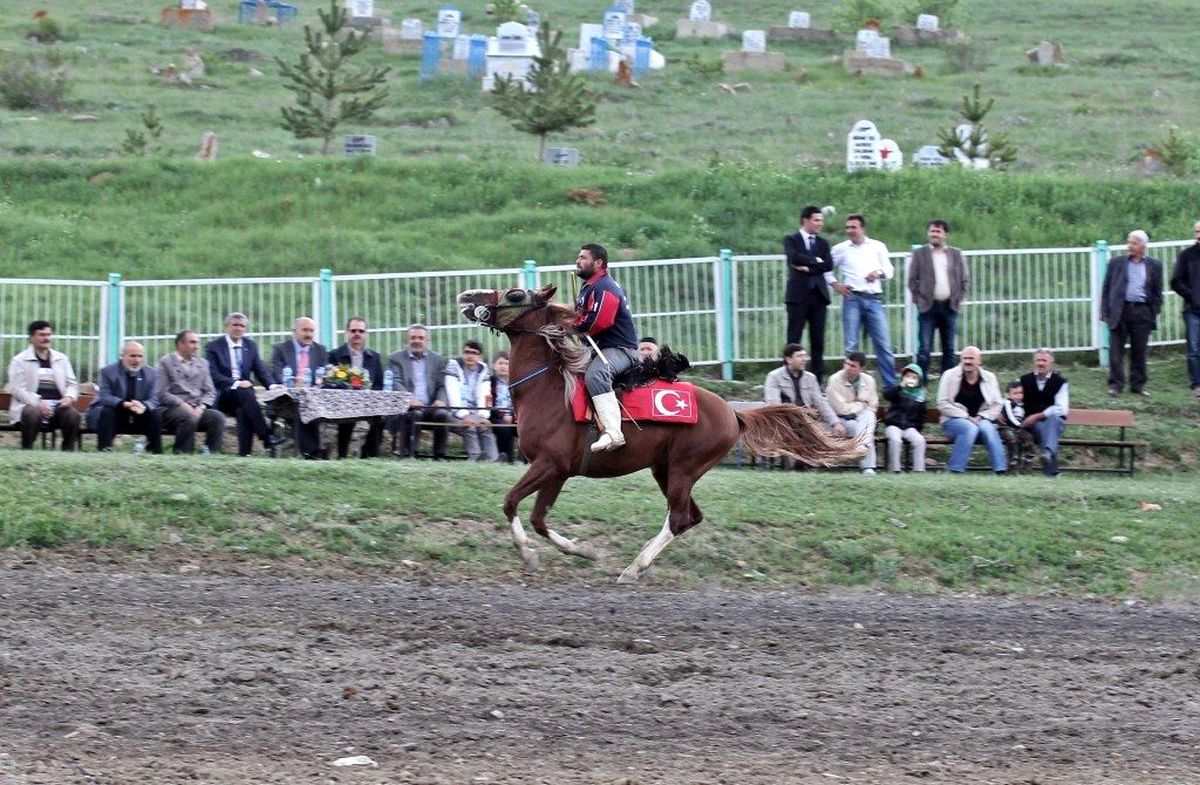 Bayburt Protokolü Cirit İzleyerek Stres Attı