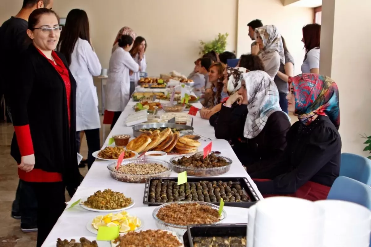 Bayburt Üniversitesi Gıda Mühendisliği Bölümü Öğrencilerinin "I.Geleneksel Ürünler Günü" Etkinliği...
