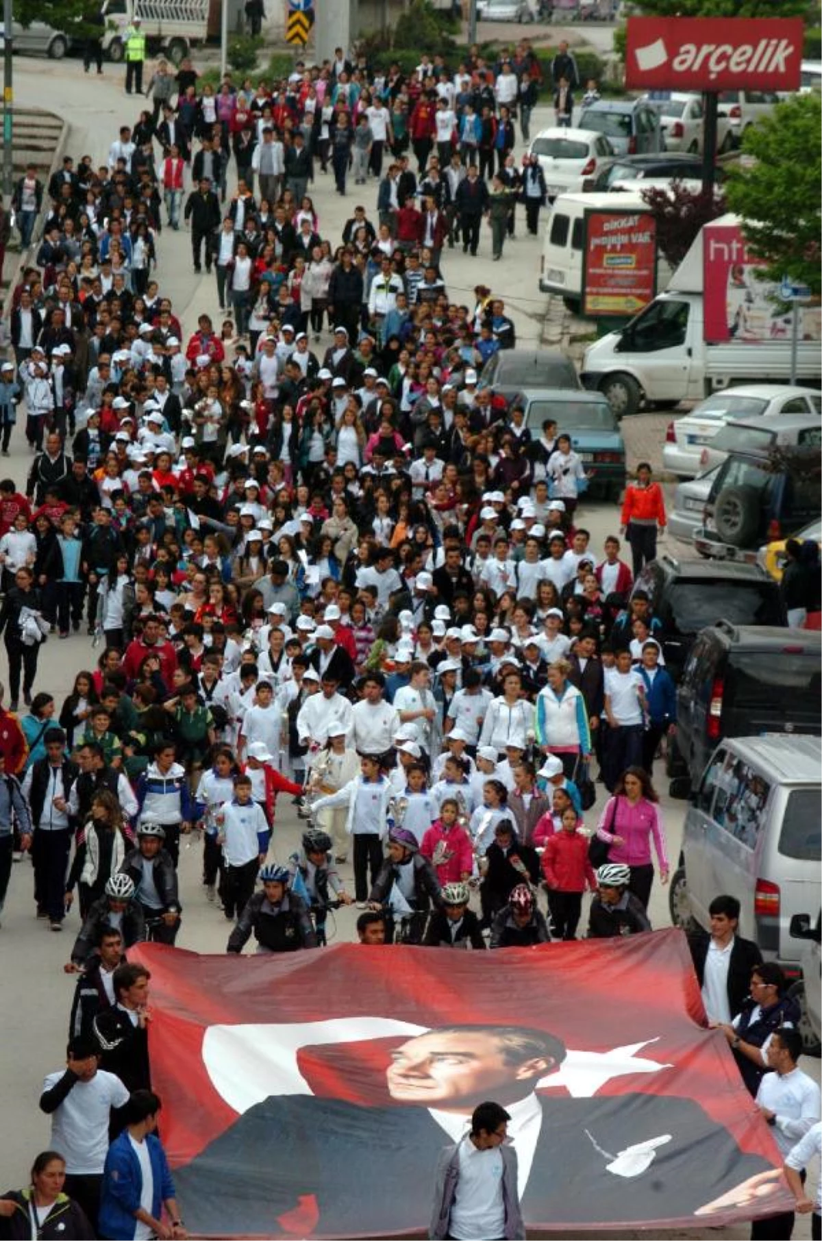Bolu\'da Gençler Atatürk İçin Yürüdü