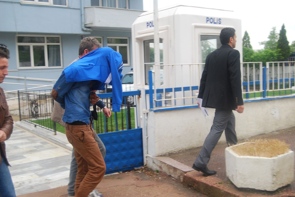 Çalıntı Televizyonu Almak İçin Giden Polis, Esrar Partisiyle Karşılaştı