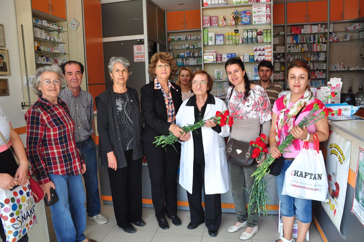 CHP\'lı Kadınlar Eczacıları Unutmadı