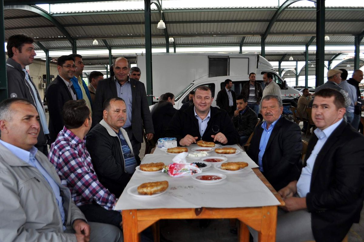 Çiftçiler Gününde Lokma Döküldü