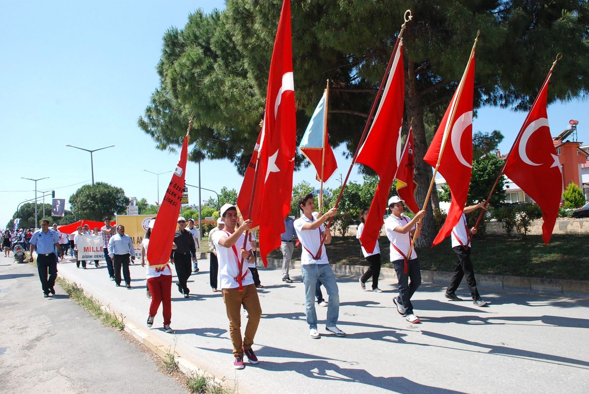 Didim'de Gençlik Haftası Yürüyüşü