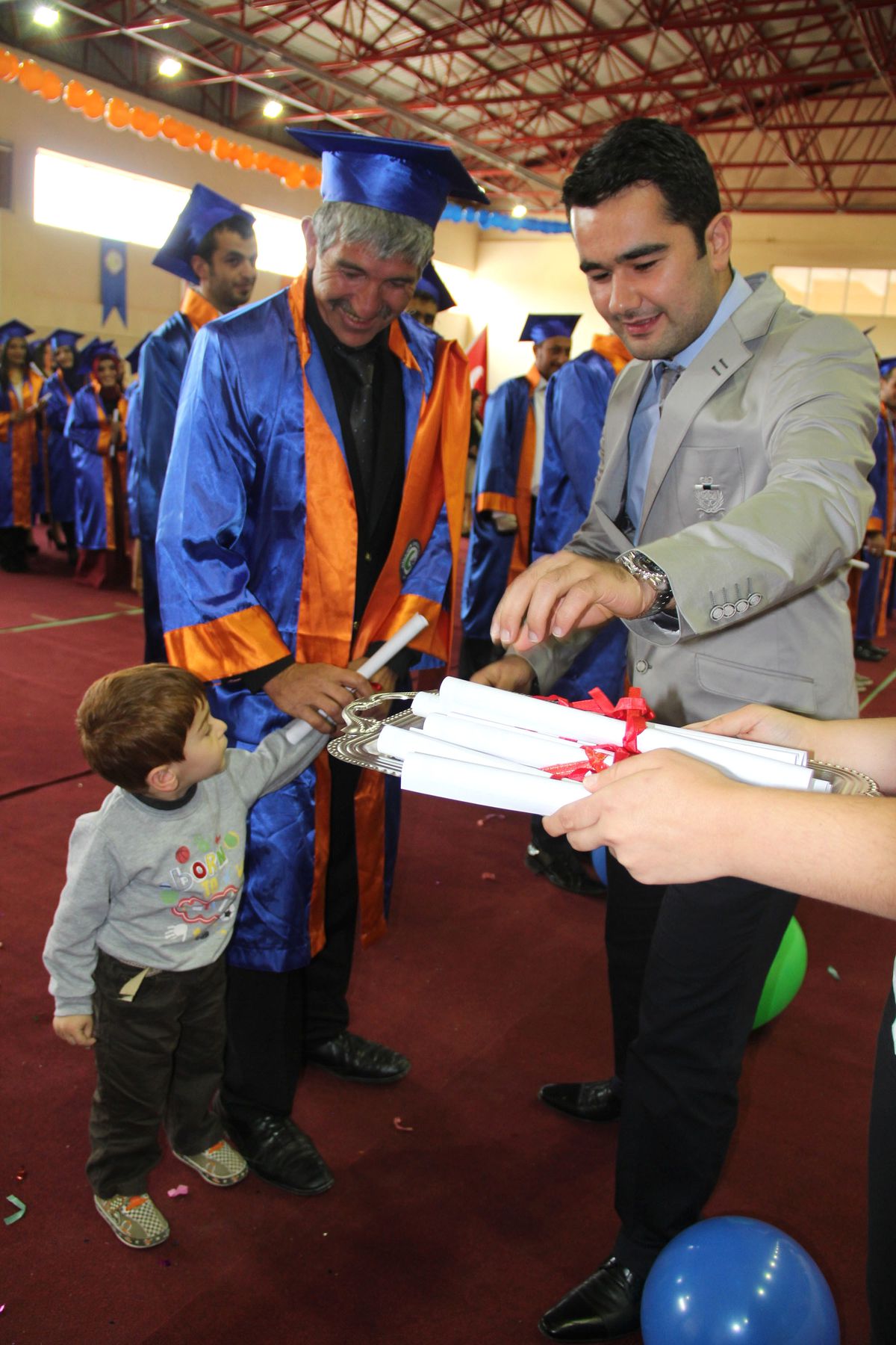 Diplomasını Torunlarıyla Aldı