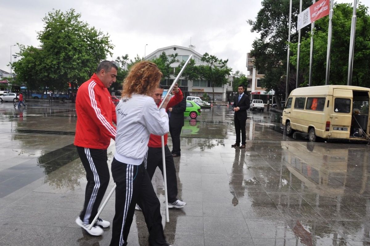 Düzce'de Gençlik Haftası Çelenk Sunumu ile Başladı