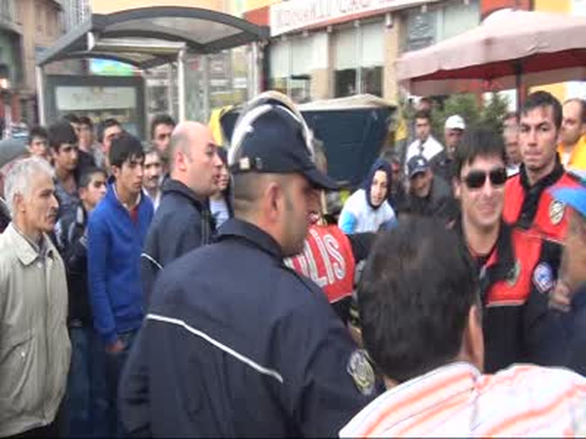 Erzurum Sigara Vermeyen Arkadaşını Bıçakladı Sigara Vermeyen Arkadaşını Bıçakladı Erzurum\'da Bir Ay...