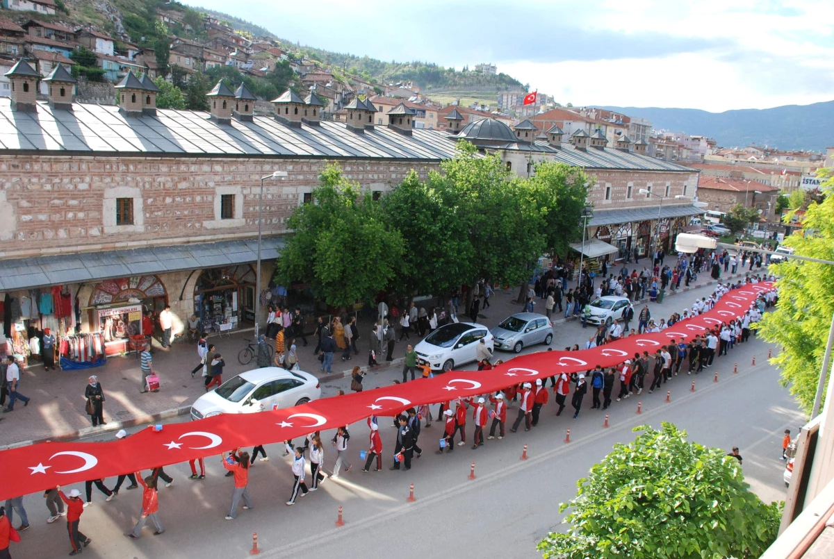 Gençler 60 Metrelik Türk Bayrağı ile Yürüdü