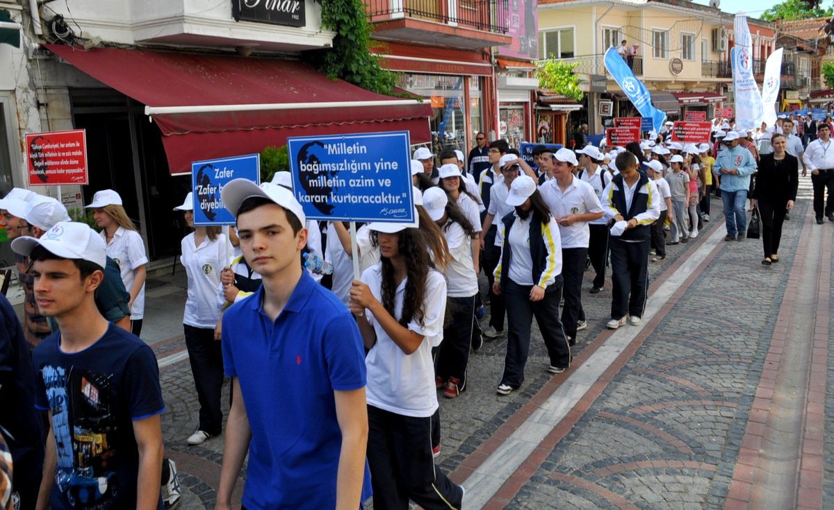 Gençlik Haftası Gençlik Yürüyüşü ile Başladı