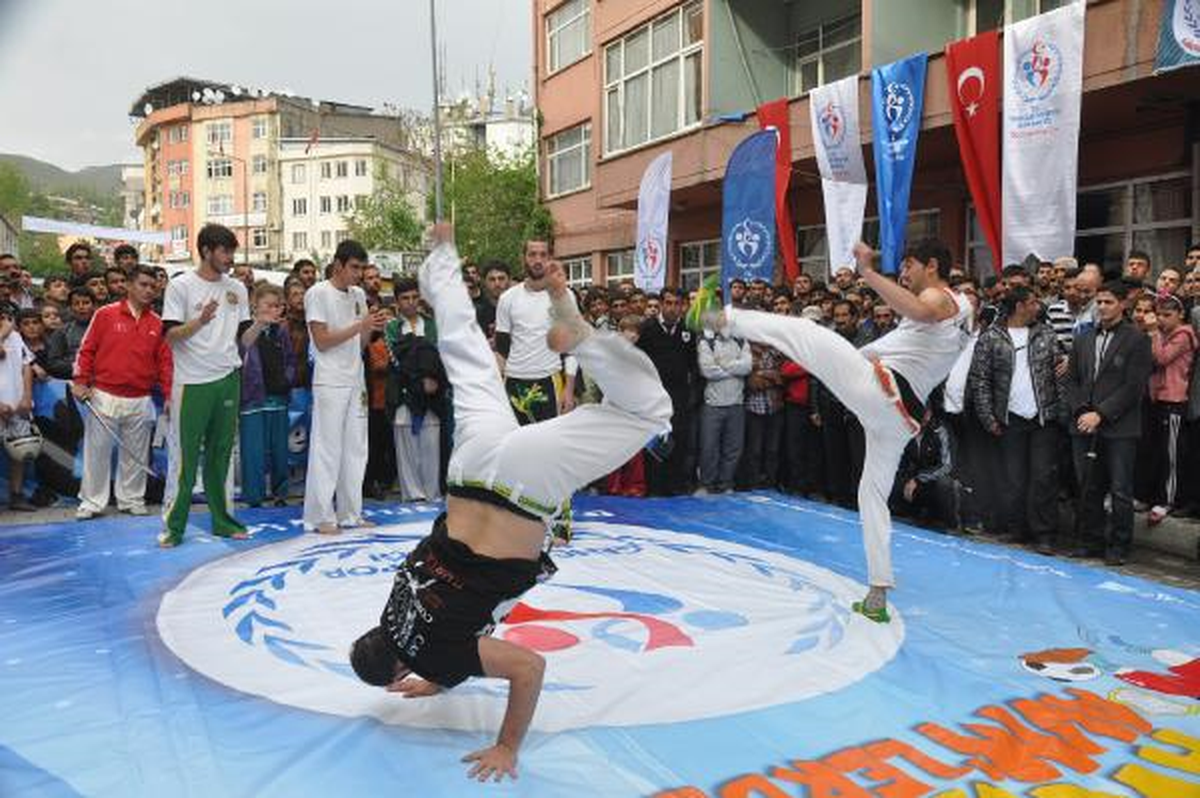 Hakkari de Akrobasi Gösterisi