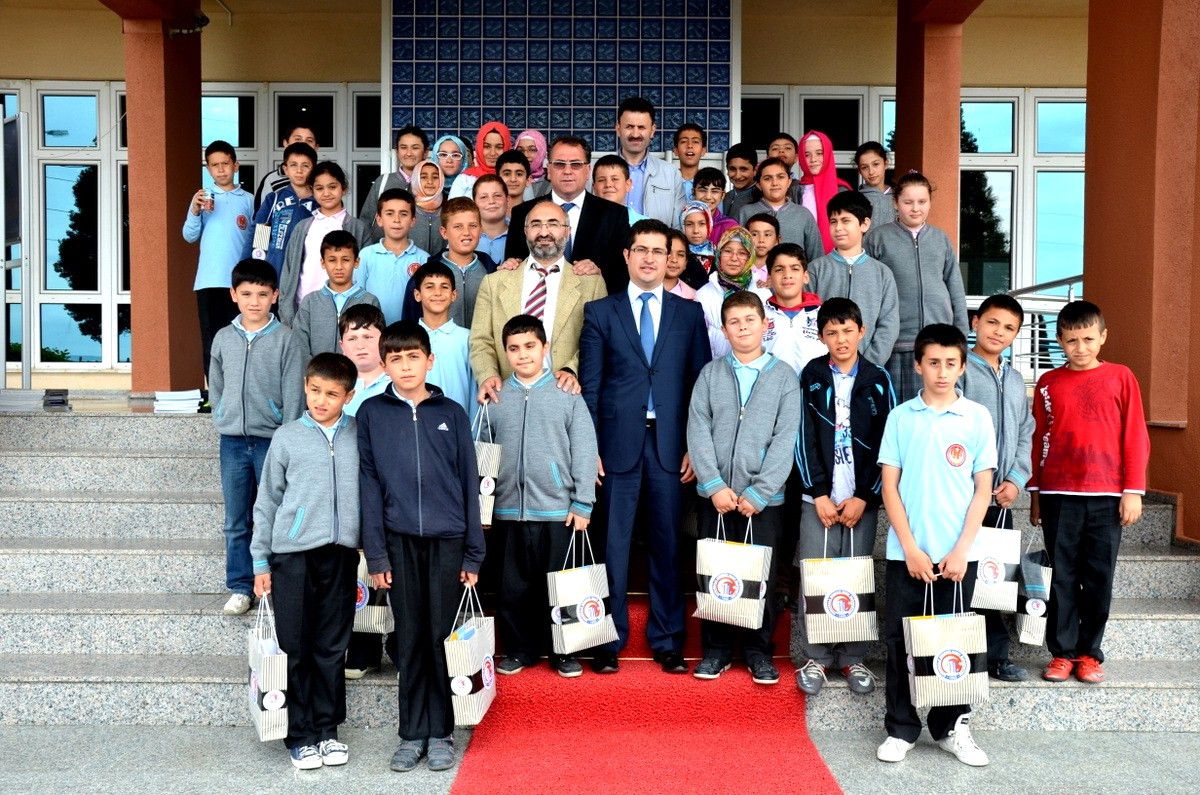 İmam Hatip Orta Okulundan Çomü Kütüphanesine Destek