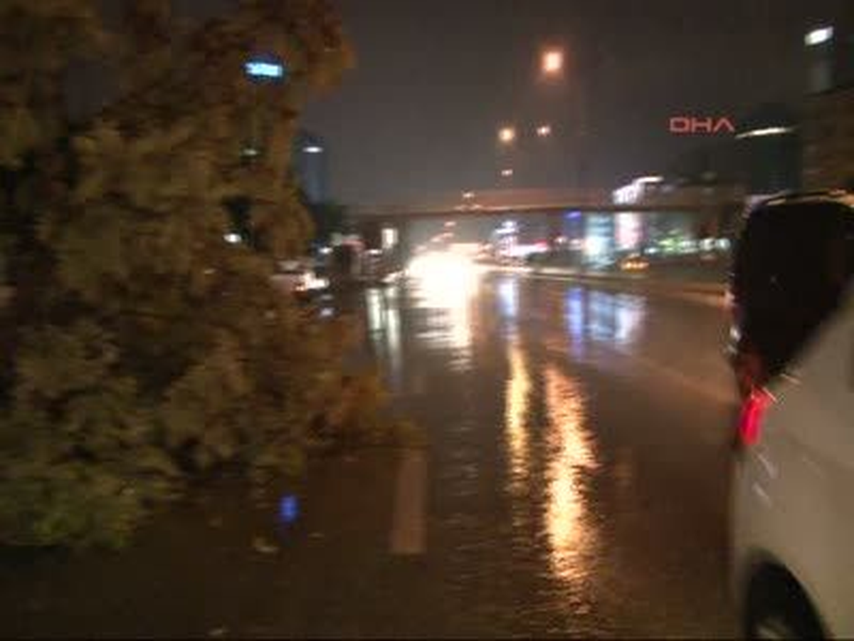 İstanbul\'da Gece Saatlerinde Aniden Bastıran Yağmur Etkili Oldu