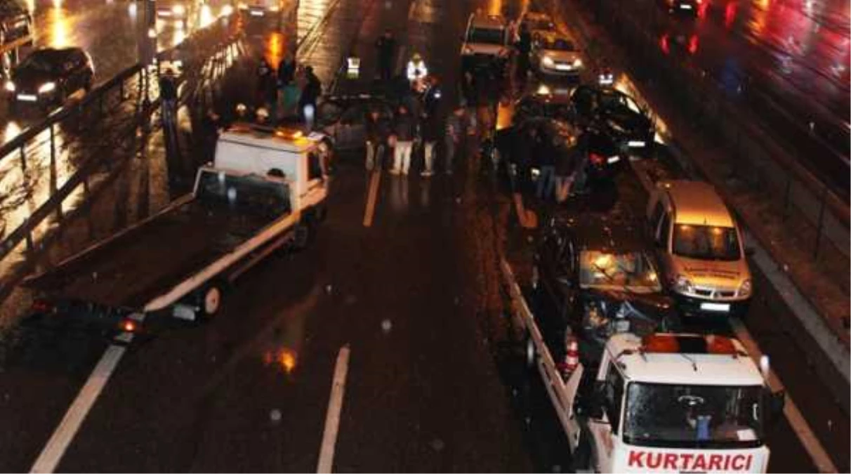İstanbul\'da Şiddetli Yağmur Trafik Kazalarını Beraberinde Getirdi