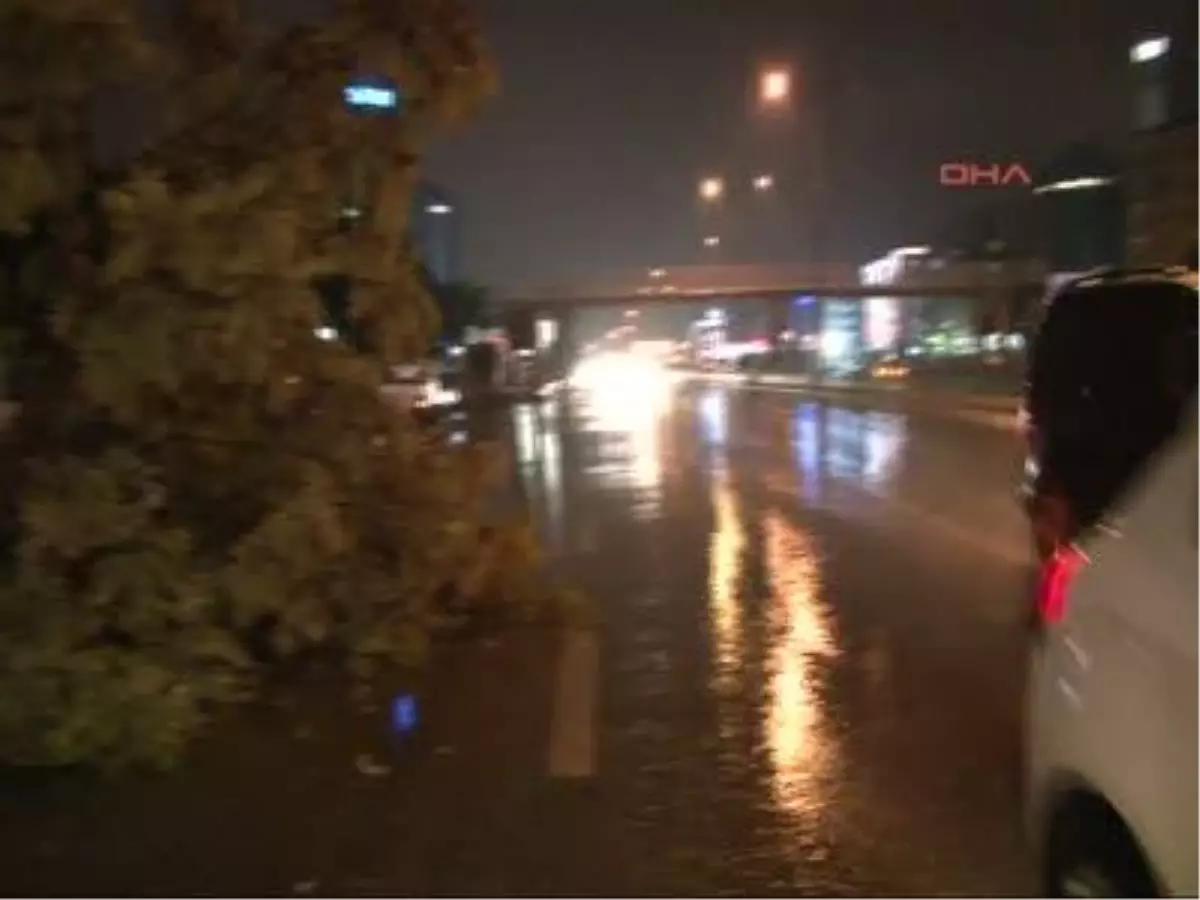 İstanbul'da Yağışlı Hava Trafik Kazalarını Beraberinde Getirdi…