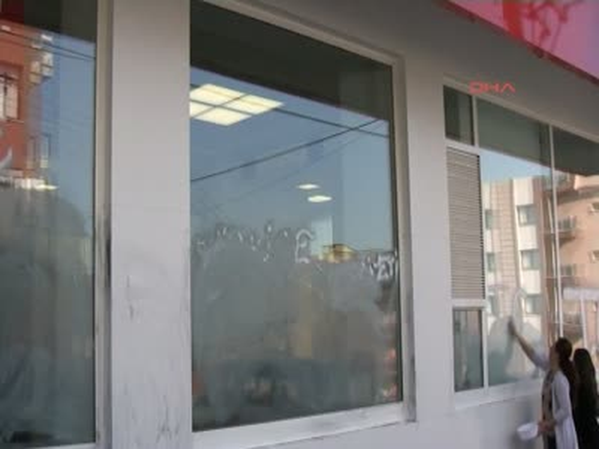 İzmir Bankanın Camlarına T.C Yazdılar