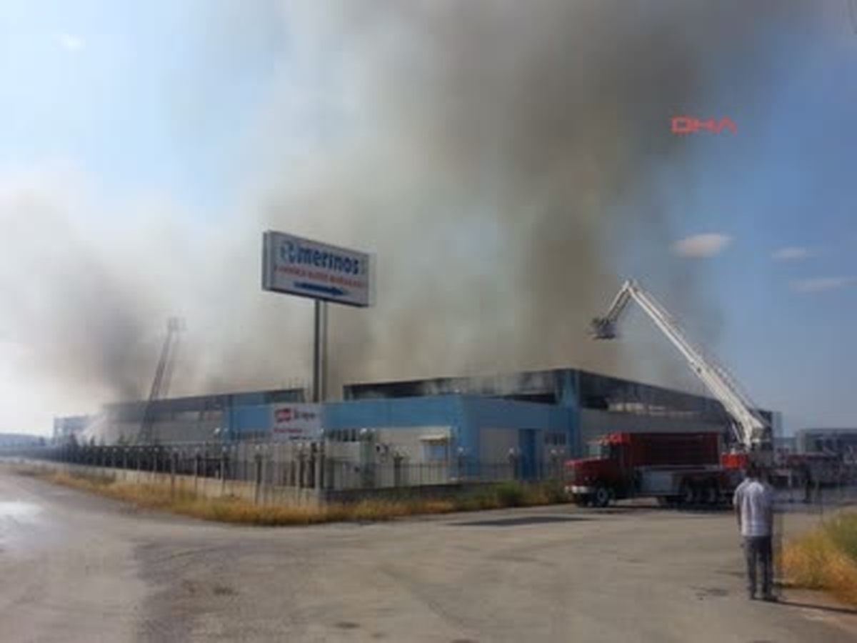 İzmir Torbalı Merinos Fabrikası\'nda Yangın Torbalı Merinos Fabrikası\'nda Yangın