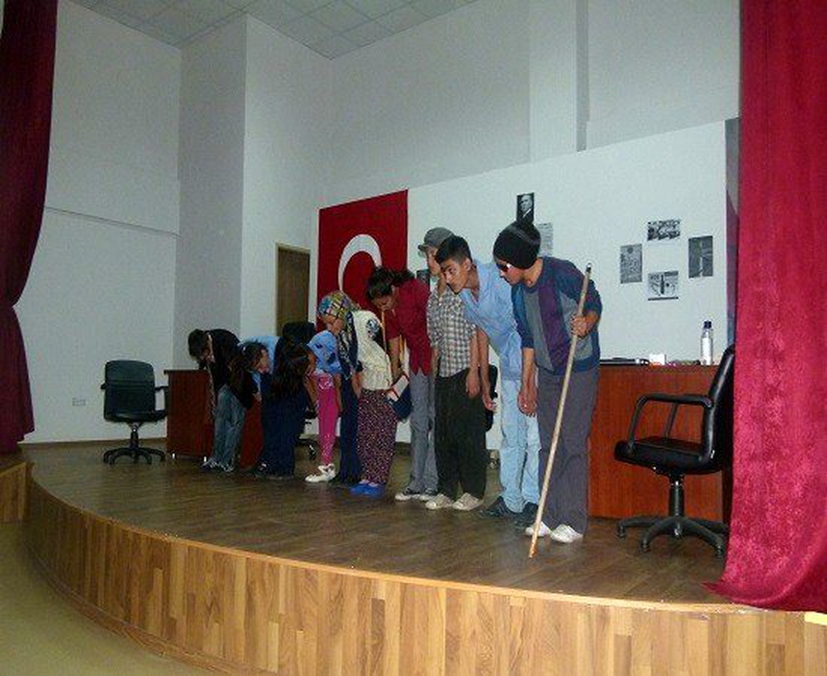 Karaisalı\'da 1 Nisan Yibo Öğrencilerinden Tiyatro