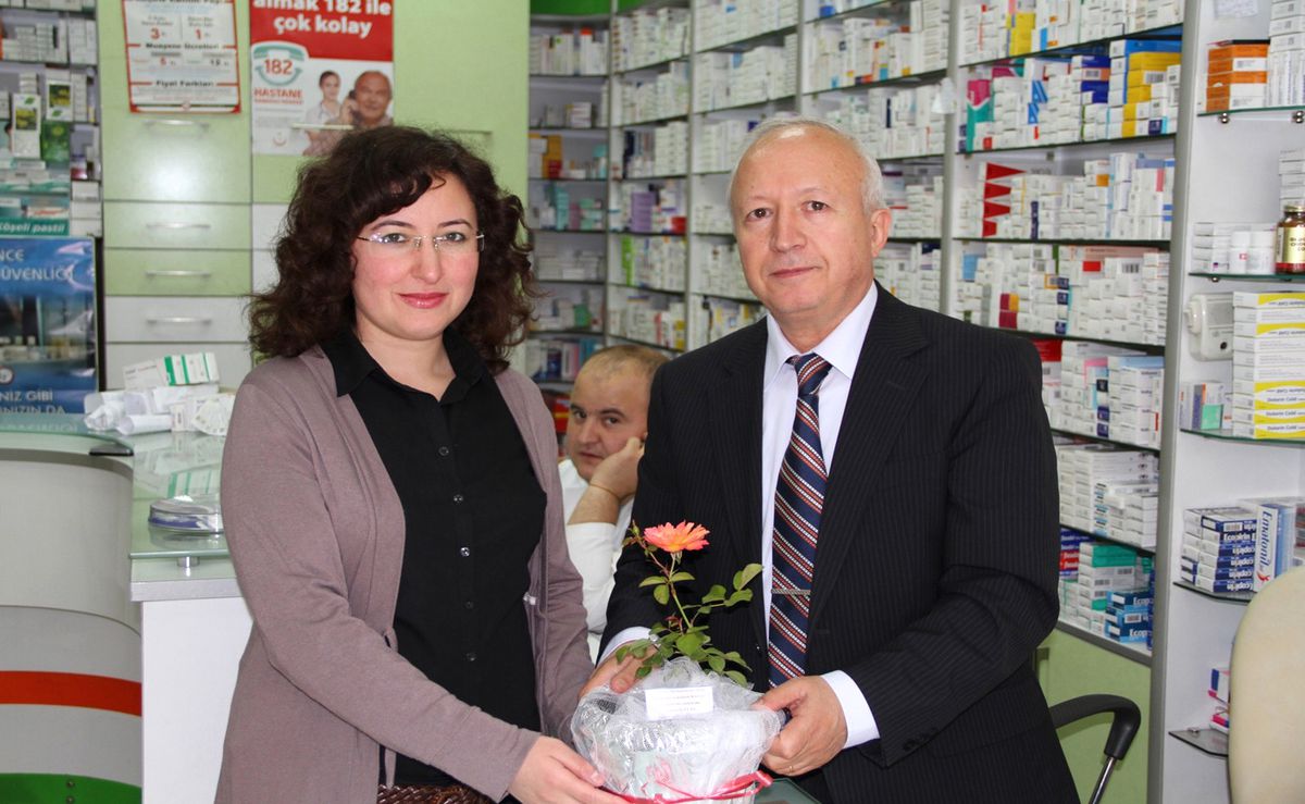Kula Belediyesi, Eczacılar Günü Nedeniyle Çiçek Dağıttı