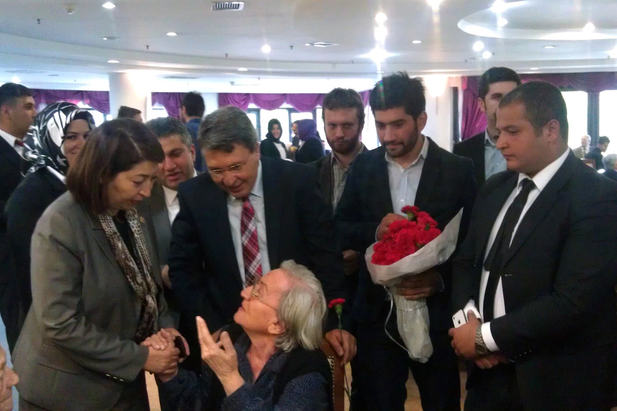 Milletvekili Üstün\'den Huzurevi Ziyareti