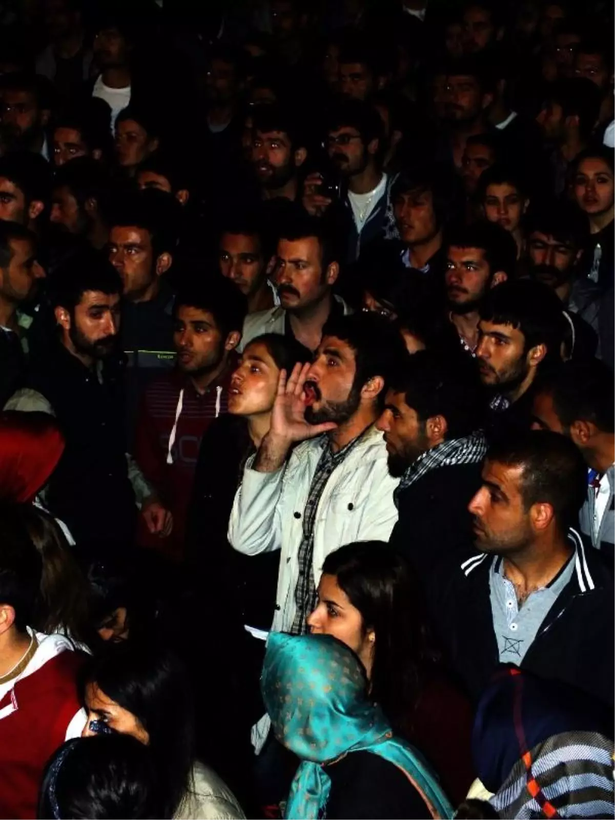 Öğrenciler Şenlikteki Konseri Protesto Etti