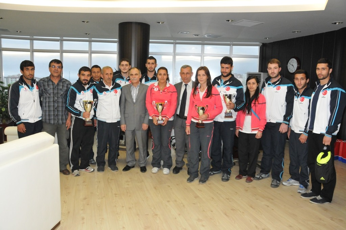OMÜ Judo Takımı Kupalarını Rektör\' Hediye Etti