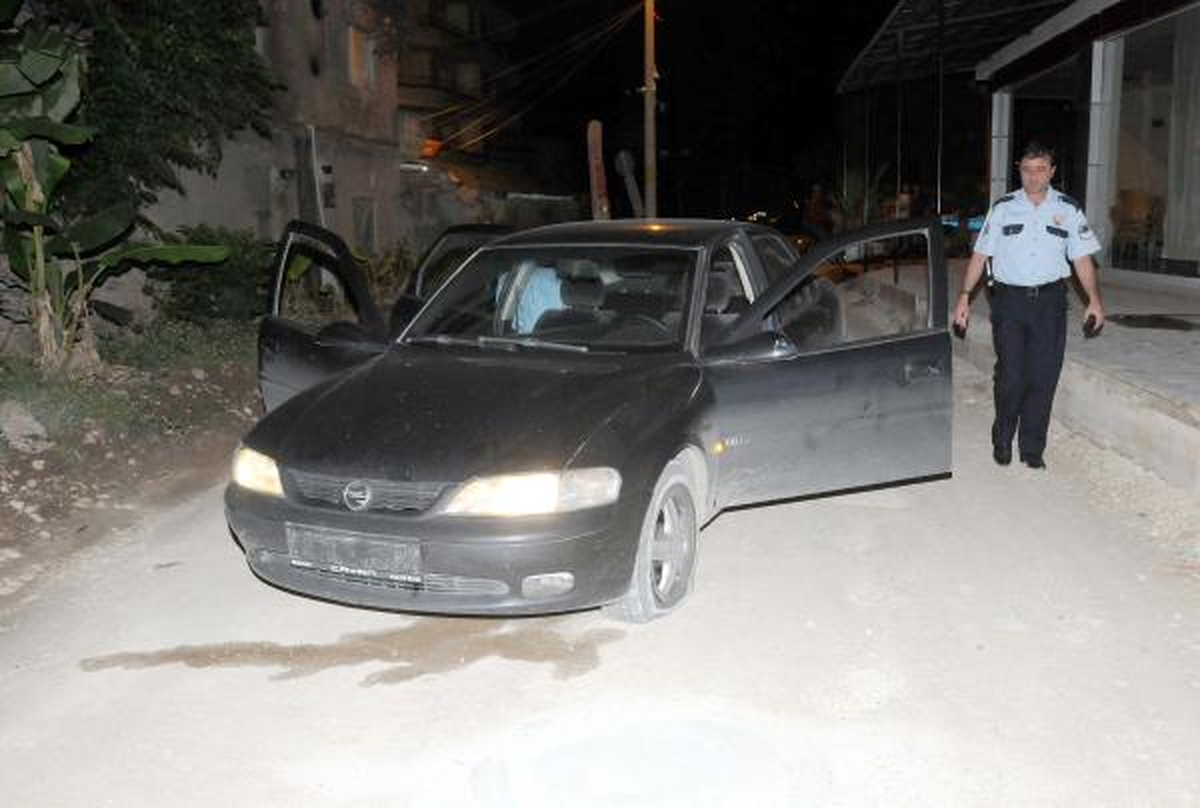 Otomobilden Hırsızlık Yapanlar Kovalamaca Sonucu Yakalandı