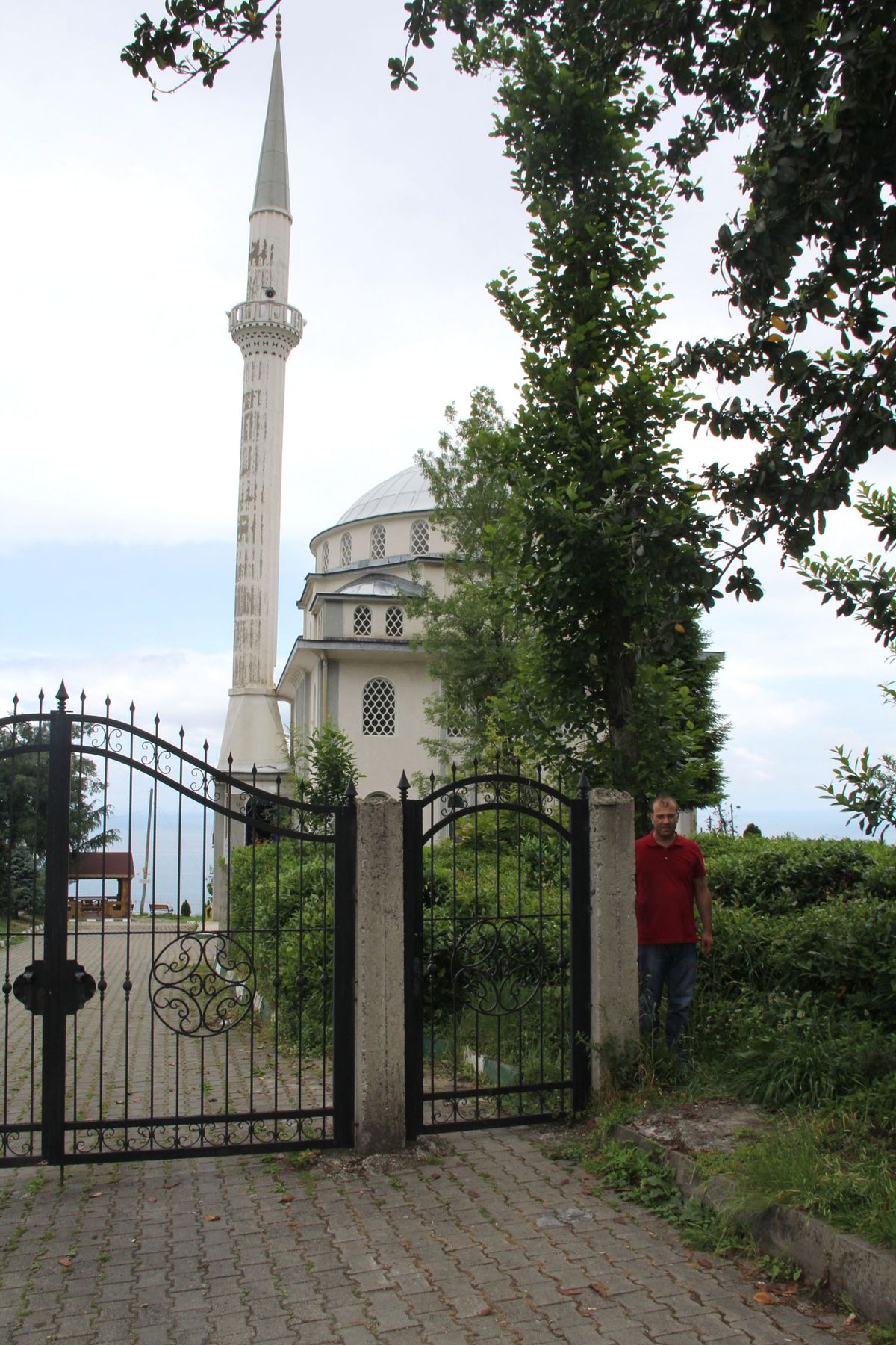 Rize\'de Cami Girişindeki İlginç Kapı Dikkat Çekiyor